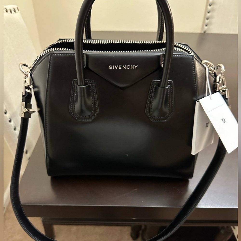 Authentic Small Antigona bag in Box leather